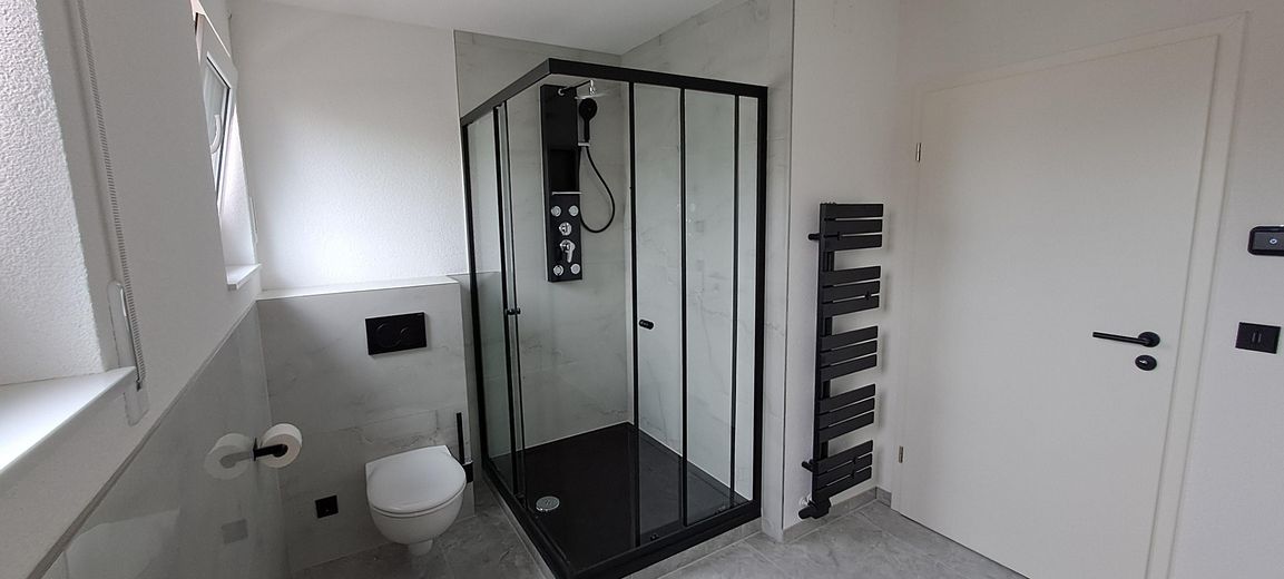 Świeżo wyremontowane/odnowione 3-pokojowe mieszkanie w Gaggenau-Ottenau – Begehbare 1,2mx1m Dusche + WC