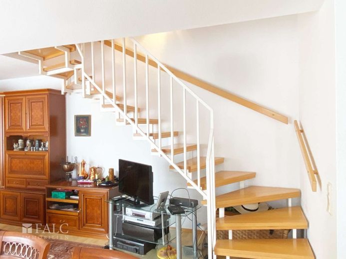 Helle Maisonettewohnung mit Südbalkon und Tiefgarage in Neudietendorf – Treppe nach oben