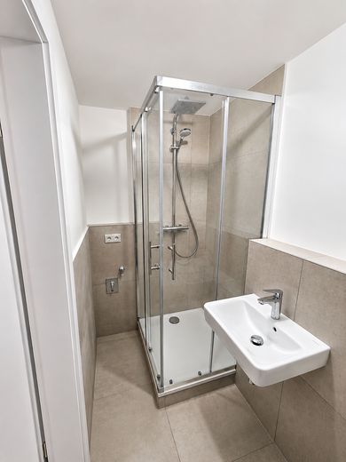 Modern kernsaniert provisionsfrei – stilvolles Wohnen mit besonderer Panorama-Fensterfront – Badezimmer
