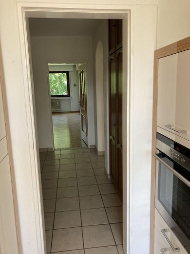 3,5 Zimmer Wohlfühlwohnung in Dortmund am Volksgarten – Blick aus Küche zum Wohnzimmer