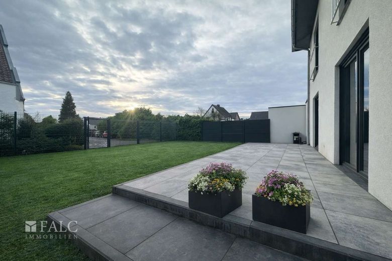 "Eine prachtvolle, großzügige Terrasse - eine wahre Wohltat für Ihre Seele mit visueller Rasenfläsche"