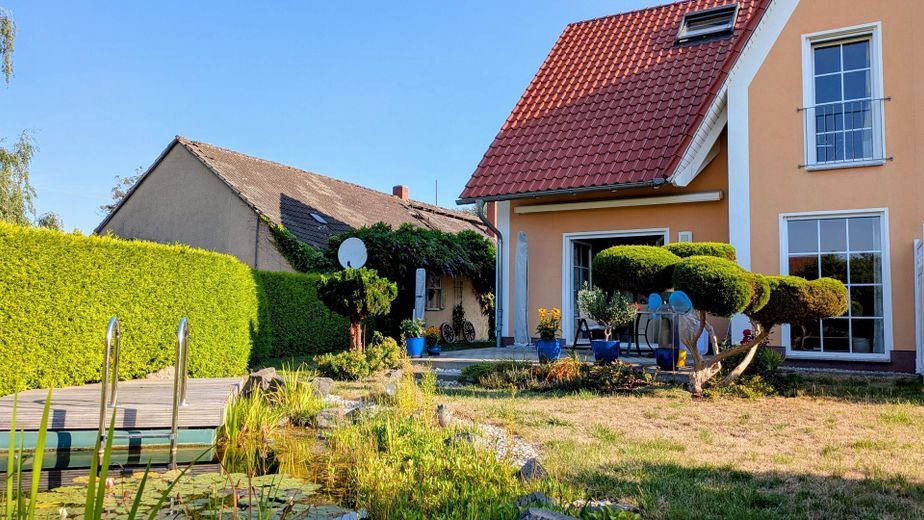 Ihr neues Zuhause, top gepflegte DHH mit Garten, Natur-Teich, Garagen und Stellplatz – Ansicht Süd