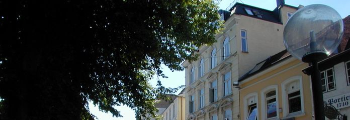 Ruim, aantrekkelijk appartement in een oud gebouw met uitzicht op de Nordermarkt