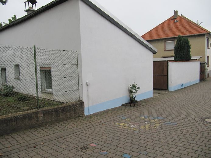 from PRIVATE ** single-family house + outbuilding * garden * garage * courtyard * basement – Foto 7