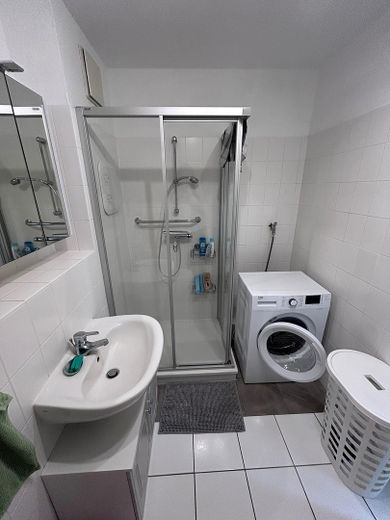 Appartamento ristrutturato di recente con 2 locali/cucina componibile/doccia a filo pavimento/libero dal 01.09.2026 – Badezimmer