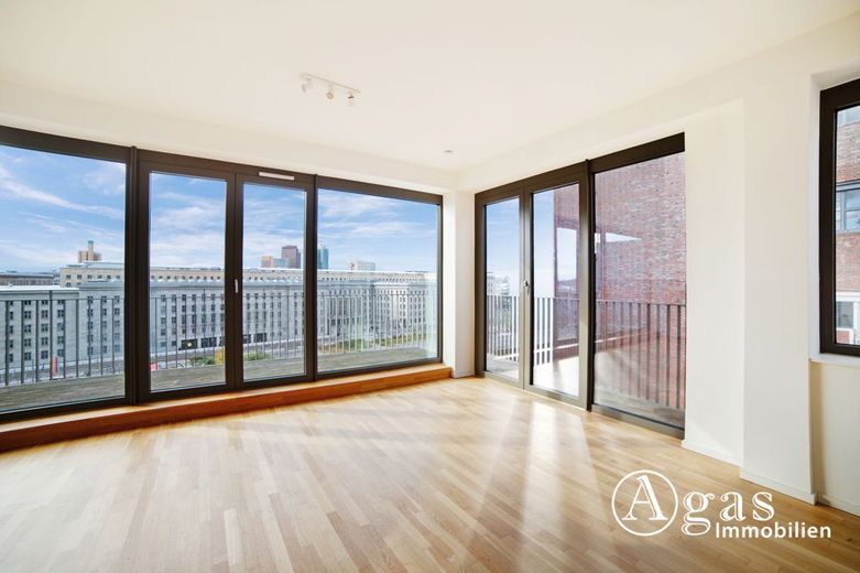 Dachgeschoss mit Panoramablick! Luxus 3 Zimmer Wohnung mit ca. 88m², EBK und Terrasse in Mitte! – Wohnzimmer