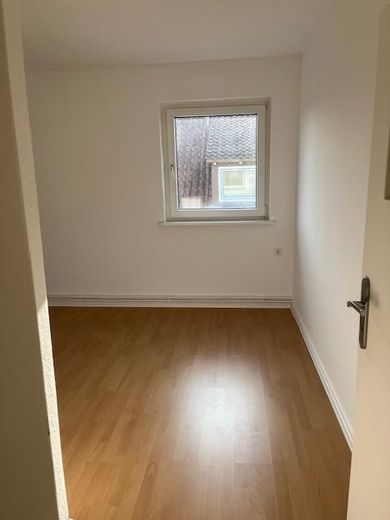 Lichtdurchflutete charmante 3 Zi-DG-Whg. renoviert-in bester grüner Lage - – Arbeitszimmer