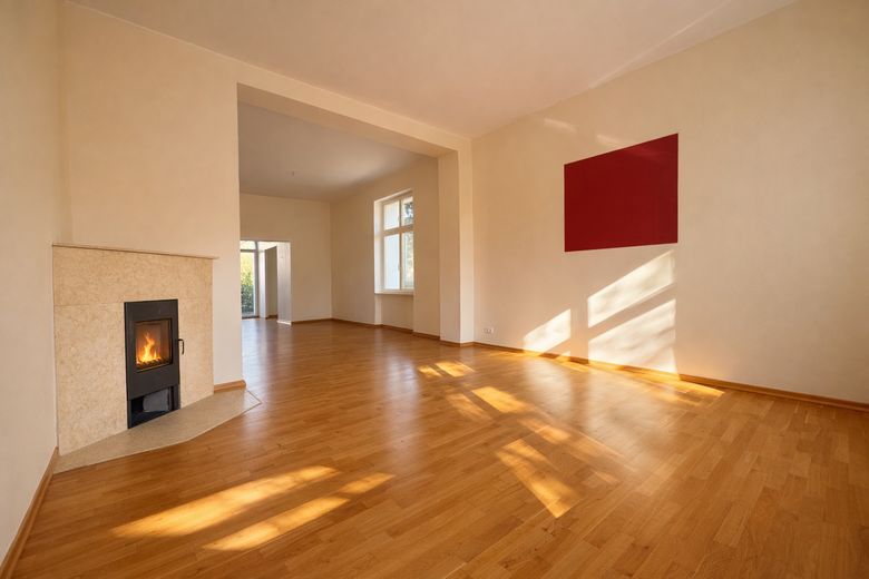 Herrschaftliche Hochparterrewohnung mit Terrasse, Kamin, Carport, in ruhiger Lage – Wohnzimmer