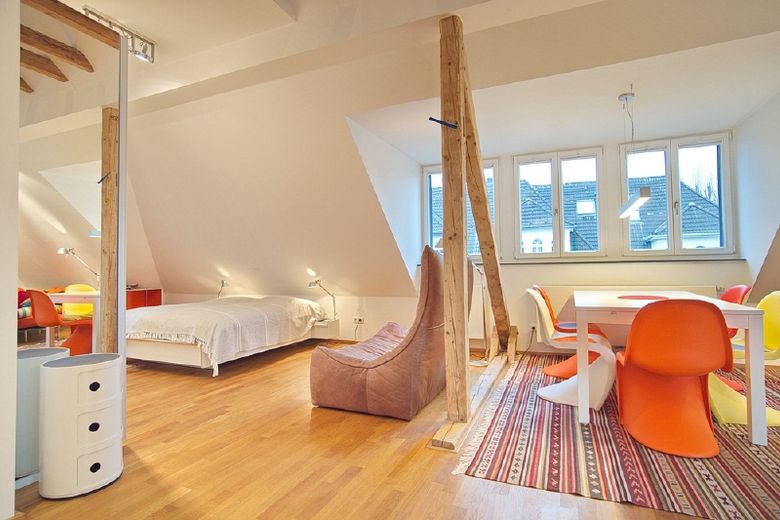 Loftetage mit Galerie und Balkon, Kaminofen, hochwertiges Design-Mobiliar, in reizvoller und komplett sanierter Stadtvilla, Tiefgaragenstellplatz möglich! – ec0f07ba095cb3f5ea289f57c3551327f9e9bc41.jpg