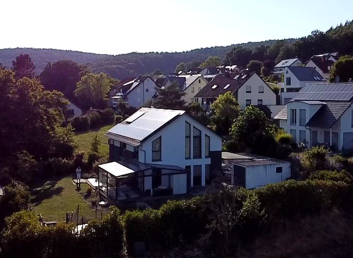 Casa moderna con un gran jardín – Ansicht von Osten