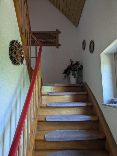 Einfamilienhaus mit Einliegerwohnung und idyllischem Garten in toller Lage, provisionsfrei – Treppe zum DG
