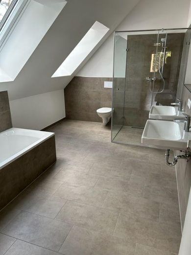 5-room apartment in an eco-friendly timber house – Master Bad DG