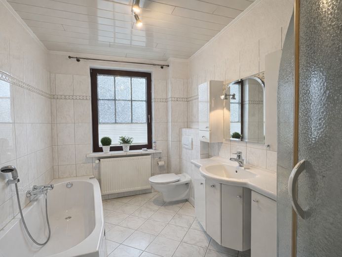 Einfamilienhaus mit ca. 325 m² Wohn- und Nutzfläche in ruhiger Wohnlage von Trittau – EG Bad