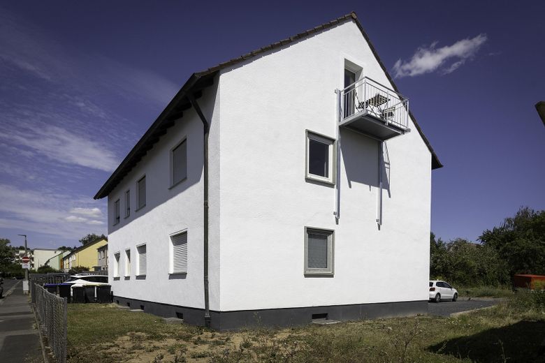 *Provisionsfrei**Neuwertig**Balkon**Klimaanlage**Dachgeschosswohnung 2. Obergeschoss Niederwerrn* – Straßenansicht