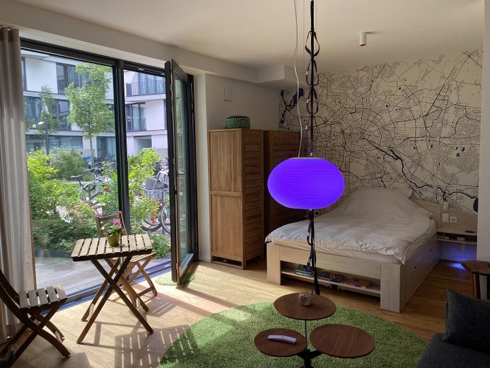 Alt Treptow'da teraslı, yüksek kaliteli mobilyalı stüdyo, Berlin Kreuzberg Neukölln Alt Treptow üçgeni – Wohnbereich