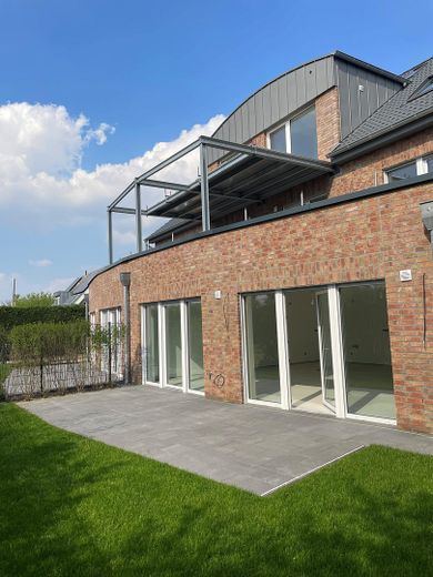 Barrierefreie 2-Zimmer Wohnung mit Tiefgaragenstellplatz und Balkon in Kempen, St.Hubert – Hausansicht Gartenseite