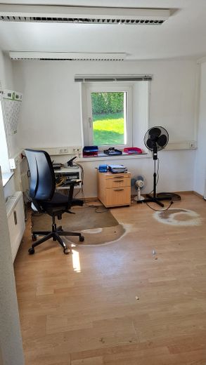 Selten angebotenes Ensemble mit zwei Häusern, Gewerbehalle und großem Grundstück! – Büro