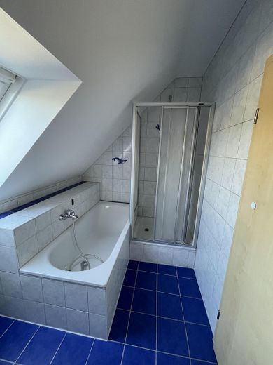 Helle 4-ZKB-Maisonette mit Balkon & Garten – ruhig wohnen in Zusmarshausen-Wollbach - PROVISIONSFREI – Bad