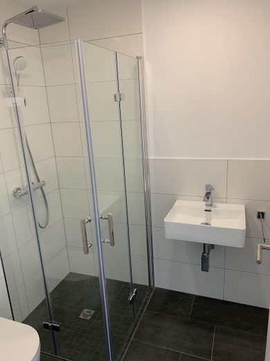 Premium 3-kamerappartement met 2 balkons, prachtig uitzicht en inbouwkeuken aan de rand van het veld! A+ – Gäste Bad