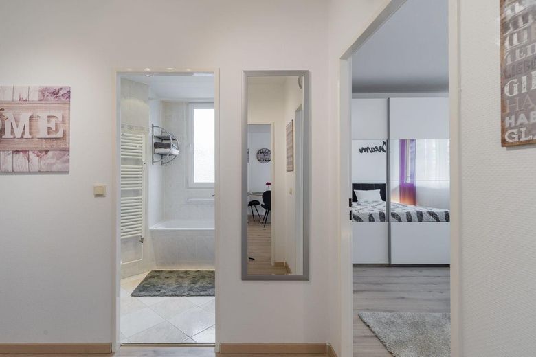 Blick ins Bad vom Flur aus