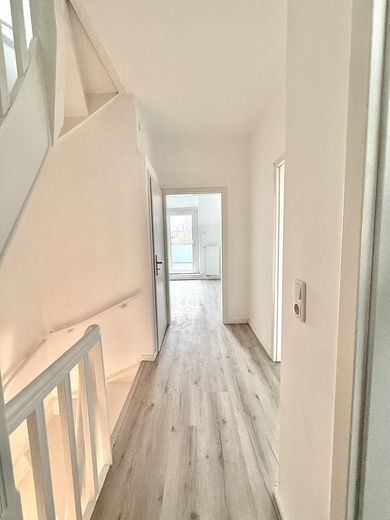 Modernized 5-room mid-terrace house in Bremen-Hastedt with garden, terrace & 2 bathrooms – Flur