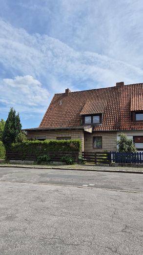 Geräumiges Einfamilienhaus mit 6,5 Zimmern in Salzgitter-Thiede – Frontansicht