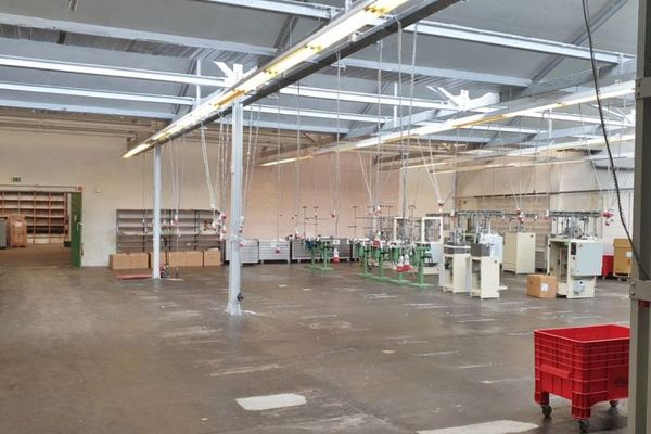 Wuppertal-Langenfeld'de ticari depo/hangar hemen kiraya veriliyor.