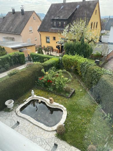 Casa a schiera di testa in posizione residenziale tranquilla a Untereisesheim – Garten mit Teich 