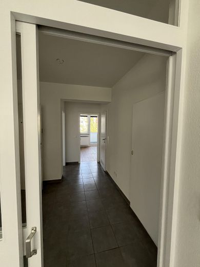 Helle sanierte 3-Zimmer-Wohnung mit zwei Balkonen in Rheinnähe – Flur