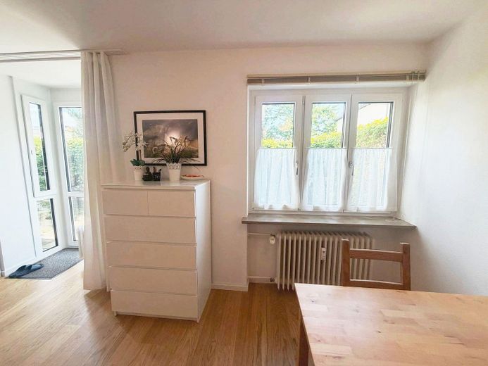 Nähe Waldfriedhof: Möblierte 2-Zimmer Wohnung im EG, kleine Anlage m. Terrasse – Wohnzimmer/ Küche