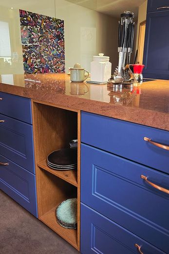 Wohnen & Arbeiten perfekt kombiniert - Autarkes Design-Stadthaus für Freiberufler & Paare – Kücheninsel