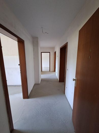 Helle Wohnung (wird saniert) in gepflegtem Haus im Zentrum. Stellplatz/Garage möglich. – Flur mit Blick vom Eingang
