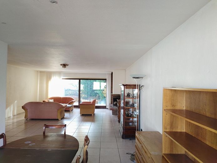Großzügiges Reihenmittelhaus mit 222m² in Muffendorf, Einliegerwohnung und sonnigem Atriumgarten – Wohnzimmer mit Garten