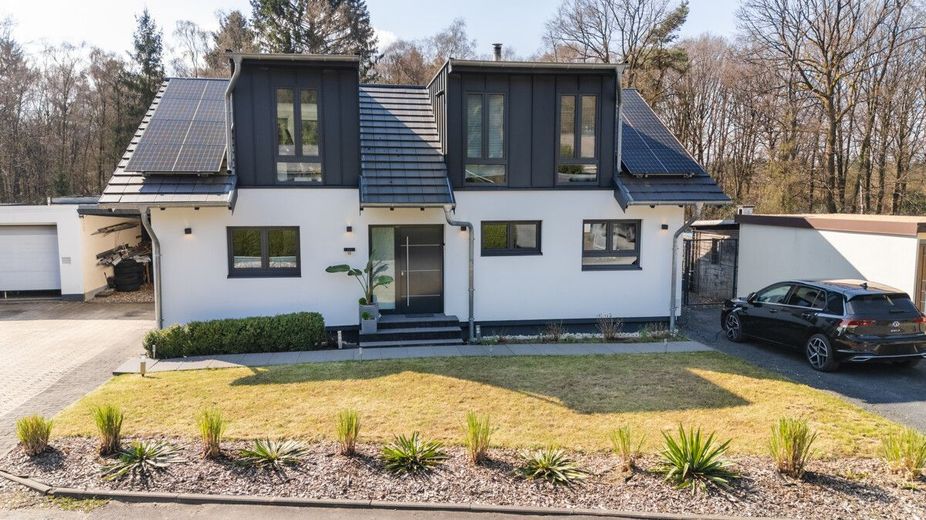 Urlaubsfeeling!!! TOP Modernes Familienhaus mit Garage, Pool und Badehaus in Breitscheid – Straßenansicht