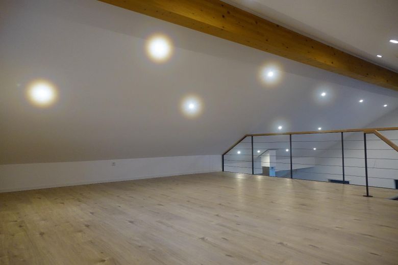 Wohnen wie im Penthouse: Galerie, Kamin und riesiger Wohnbereich – Galerie