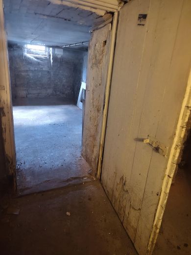 Appartement mansardé central de 3 pièces (env. 83 m²) avec climatisation et emplacement de stationnement – Abstellraum im Keller