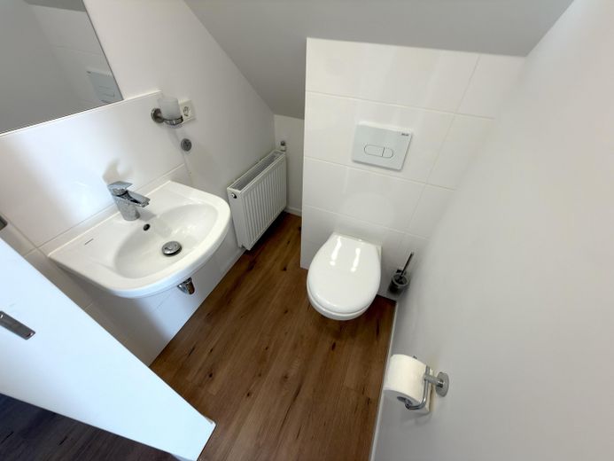 Hochwertiges, kernsaniertes, bezugsfertiges Zweifamilienhaus – Energieklasse A – DG WC