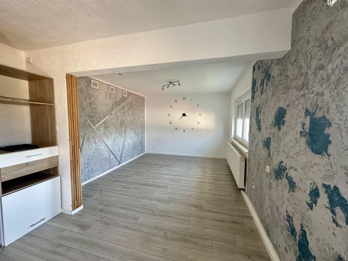 Gepflegte Wohnung mit großzügigem Grundriss inklusive Einbauküche – Wohnzimmer
