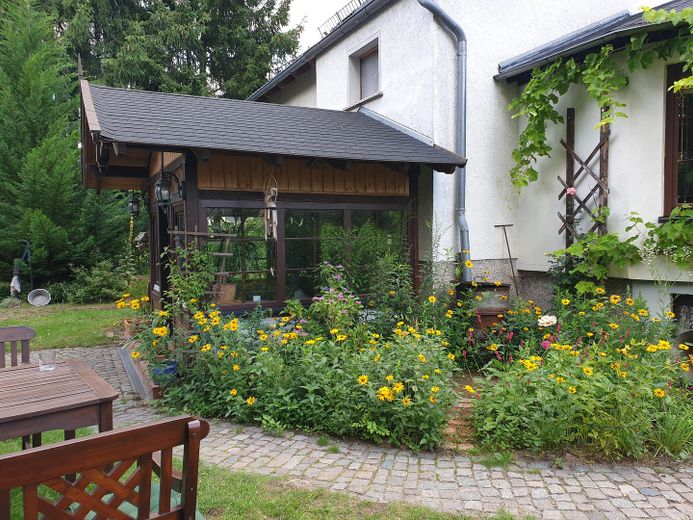 Charming country house with living basement, large garden, workshop, two verandas, hobby stable – Haus-Rückseite, Haupteingang