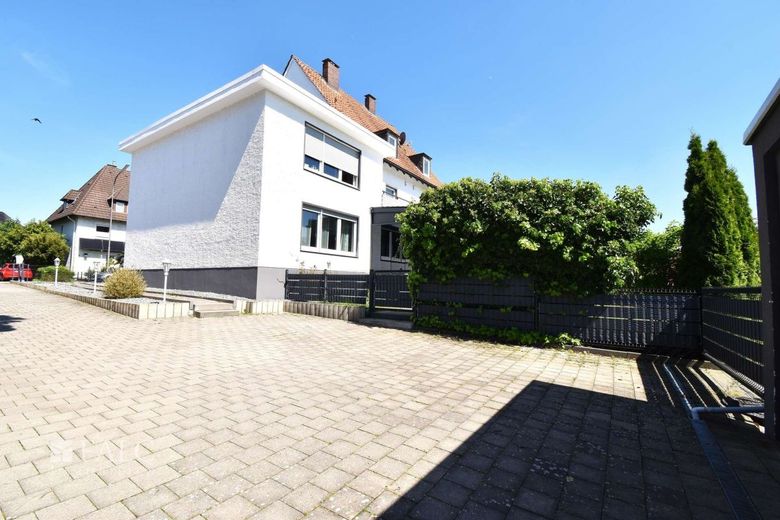 Reserviert! Modernisiertes Dreifamilienhaus mit großem Grundstück und Wintergarten – Außenansicht