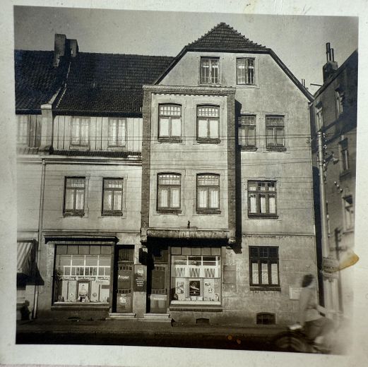 Provisionsfrei: Vollvermietetes Wohn- und Geschäftshaus in zentraler Bahnhofslage – Faktor 17,3 – Historisches Bild