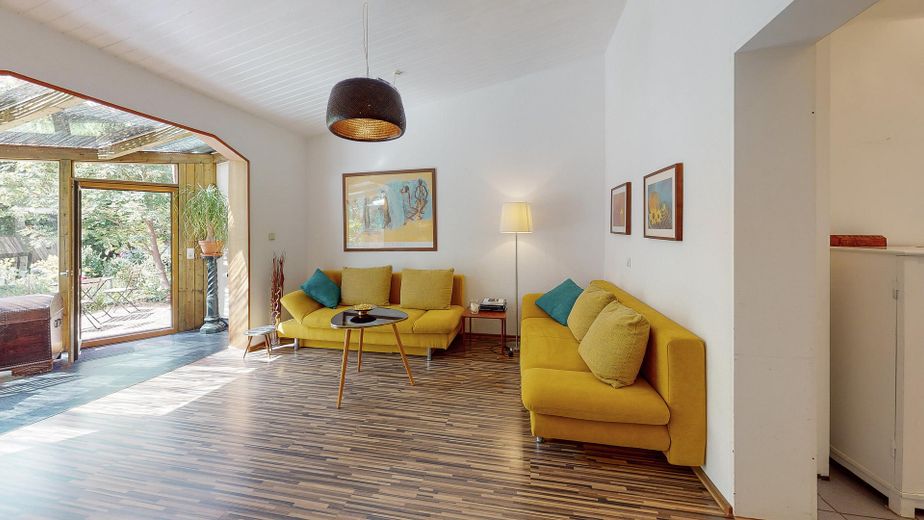 290 m² + 2.464 m² Naturidyll | Pool & Gartensauna | Aartalblick | Mehrgenerationen o. Vermietung – Wohnzimmer kl. Whg.