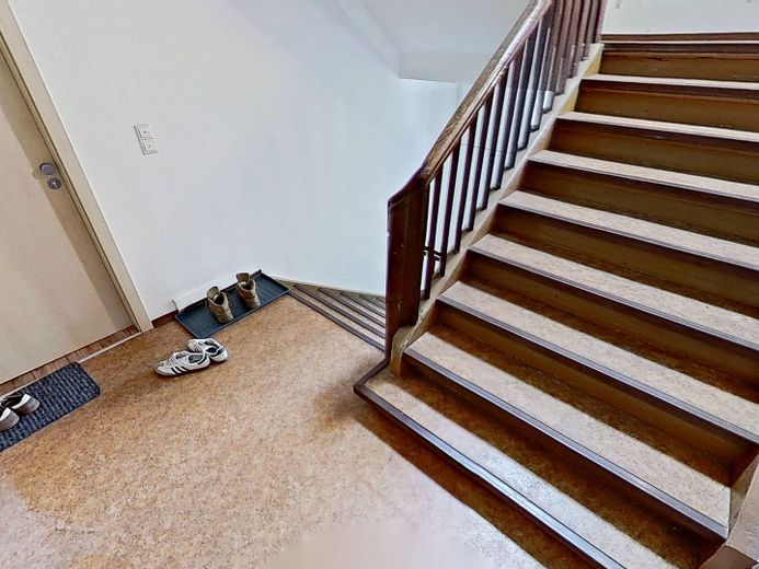 ŞÖMİNE, ankastre mutfak ve BALKONLU modernize edilmiş 2 odalı eski bina dairesi – Treppenhaus
