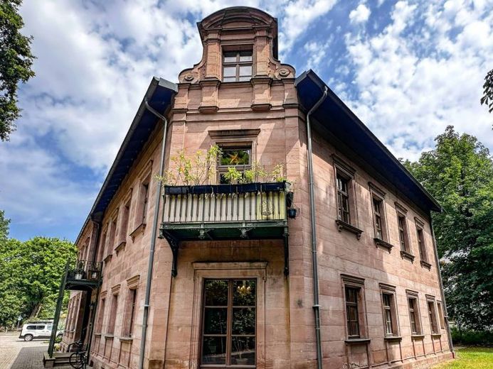 Historyczna willa nad Dutzendteich – ekskluzywny parter o powierzchni 229 m², pełen charakteru – Zdjęcie 1