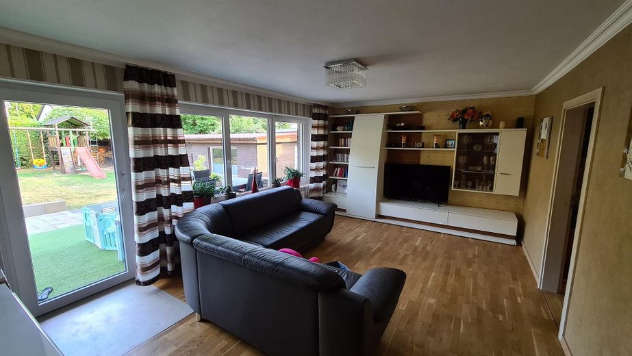 5-Zimmer-EG Wohnung mit Garten, Outdoor-Küche, Doppel Garage & Stellplatz – Wohnen wie im Haus – Wohnzimmer