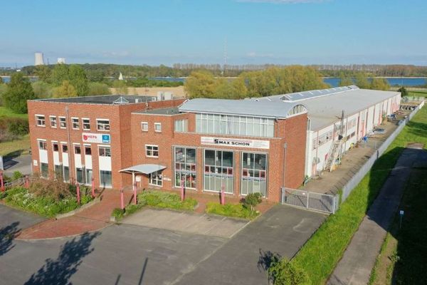 Ampie superfici per uffici, aria condizionata, posti auto XXL, magazzino esterno