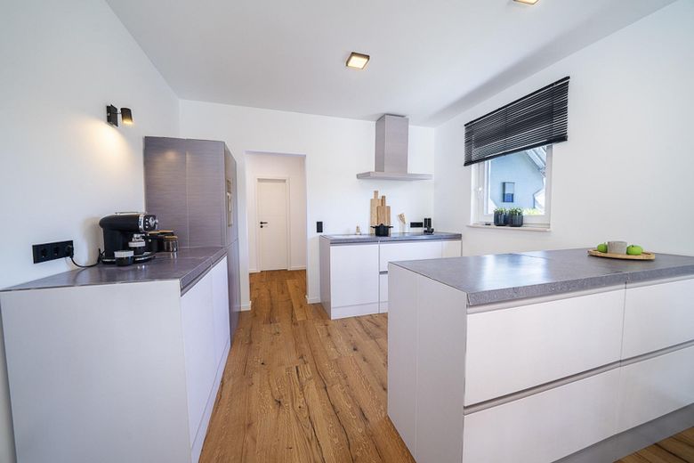Ein Zuhause mit Charakter – stilvoll saniertes Architektenhaus am Feldrand – Wohnküche