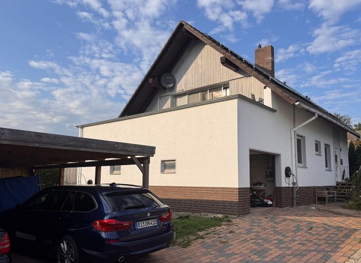 Commission-free: Well-maintained family home with 24 kWp PV system, storage, pool & large plot – Außenansicht