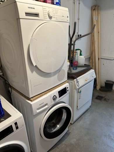 SENZA PROVVIGIONE: appartamento mansardato di 3 locali, loggia, garage, investimento di capitale / uso proprio – Waschmaschine & Trockner