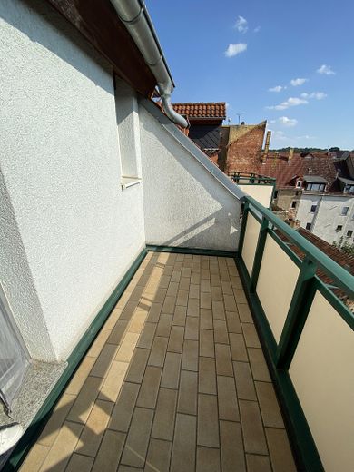 Helle 2-Raum-Dachgeschosswohnung mit Einbauküche im Herzen von Altenburg – Balkon